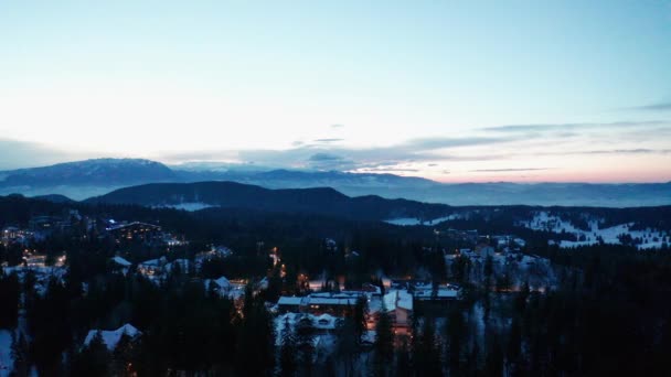 Vista aérea de la puesta de sol sobre las montañas — Vídeos de Stock