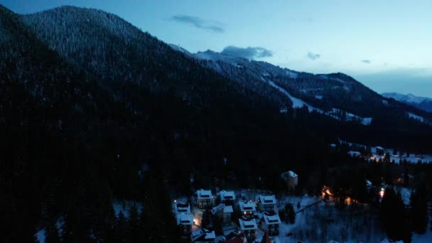 Όμορφο χωριό το χειμώνα τη νύχτα — Αρχείο Βίντεο