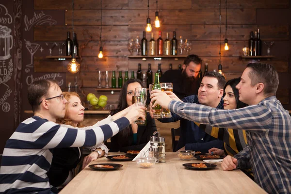 Bira içip Pizza'da restoran bar yemek mutlu Grup . — Stok fotoğraf