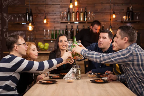 Bira içip Pizza'da restoran bar yemek mutlu Grup . — Stok fotoğraf