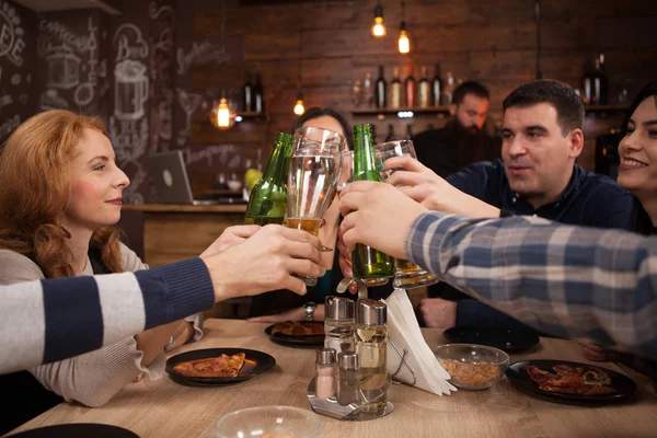 İçme ve bira bira bar restoran, kızartma mutlu arkadaş grubu. — Stok fotoğraf