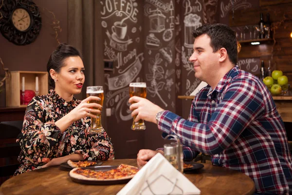 Encantador casal em novo pub desfrutando de sua cerveja . — Fotografia de Stock