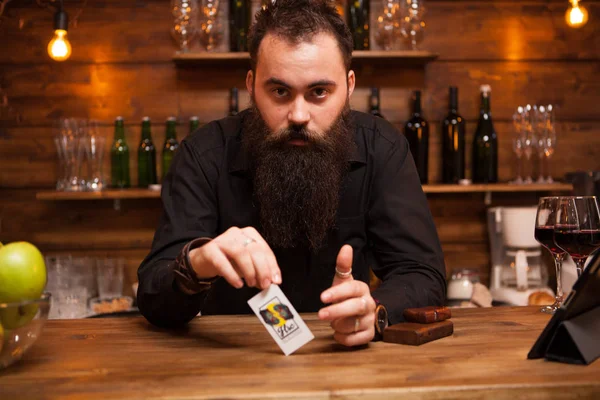 Skäggiga hipster bartender spela med hans trick-kort. — Stockfoto