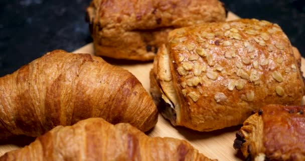 Foto reveladora de una selección de pasteles — Vídeos de Stock