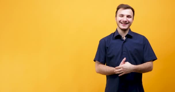 Щасливий молодий чоловік робить різні дурні обличчя — стокове відео
