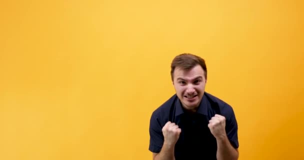 Молодой сердитый мужчина кричит в камеру — стоковое видео