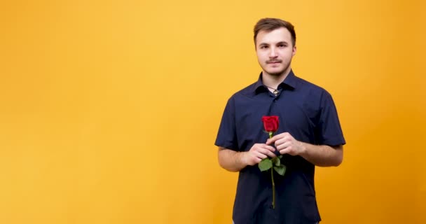 Selbstbewusster Mann mit einer Rose — Stockvideo