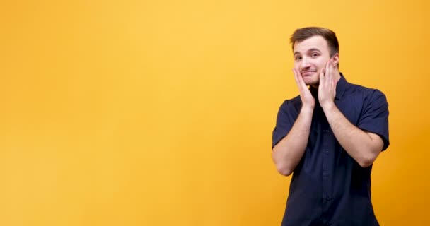 Tineri caucazian om face diferite fețe stupide la camera — Videoclip de stoc