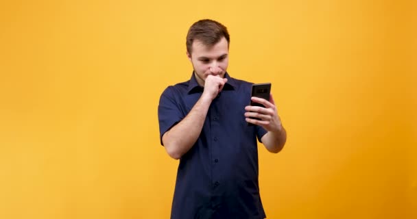 Ελκυστική Καυκάσιος Άνθρωπος Έχοντας Μια Συνομιλία Βίντεο Κλήσης Στο Smartphone — Αρχείο Βίντεο