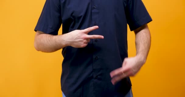Close-up de mãos de homem fazendo sinais diferentes — Vídeo de Stock