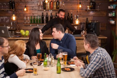 Bira içip Pizza'da restoran bar yemek mutlu Grup .