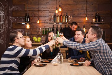 Bira içip Pizza'da restoran bar yemek mutlu Grup .