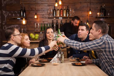 Bira içip Pizza'da restoran bar yemek mutlu Grup .