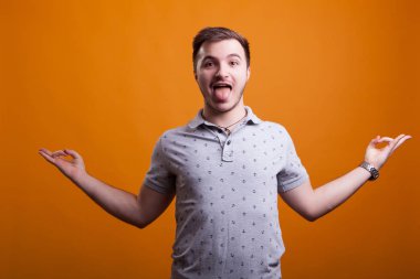 Aptal genç adam onun dilini halka gösterilen