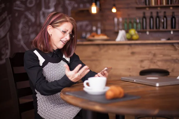 Yetişkin işkadını telefonunu kullanırken hayran — Stok fotoğraf