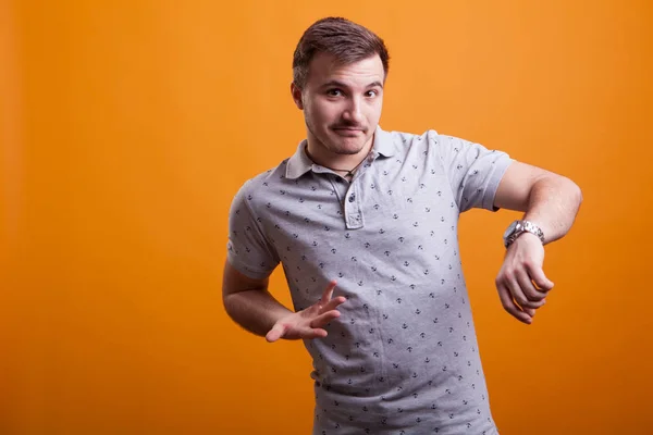 Atractivo joven mostrando su nuevo reloj — Foto de Stock