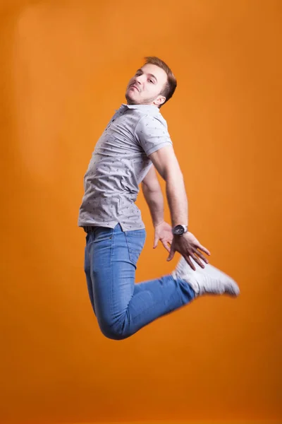 Joven saltando en el aire de la felicidad — Foto de Stock