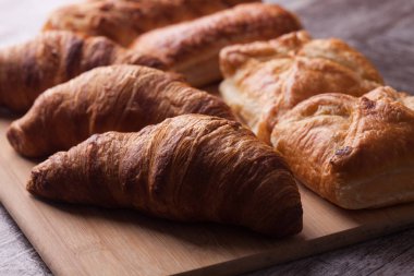Kesme tahtası üzerinde Fransız hamur işleri ürün yelpazesine