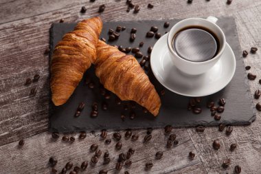 taze kruvasan ve kahve kahvaltı