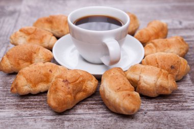 Taze pişmiş kruvasanlar kahve rustik ahşap tablo