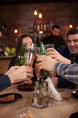 İçme ve bira bira bar restoran, kızartma mutlu arkadaş grubu.