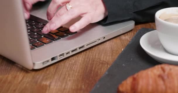 Primer plano de las manos de mujer escribiendo en el teclado del ordenador portátil — Vídeo de stock