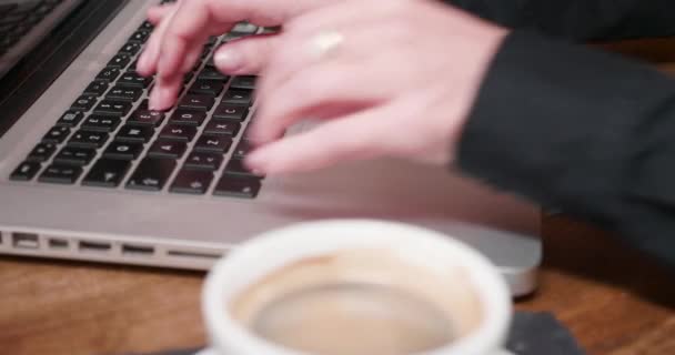 Frau Tippt Auf Computertastatur Und Trinkt Eine Tasse Kaffee — Stockvideo