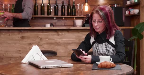 Madura mujer de negocios mensajes de texto en su teléfono — Vídeo de stock