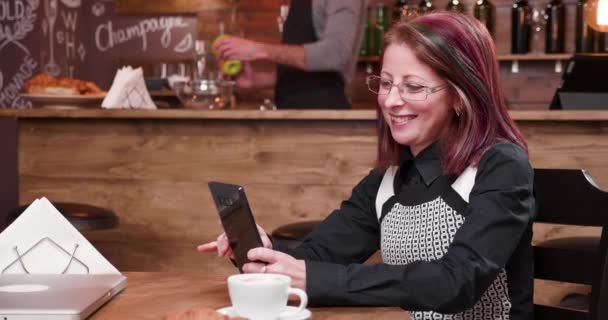 Видеозвонок на смартфон в винтажном и стильном кафе — стоковое видео