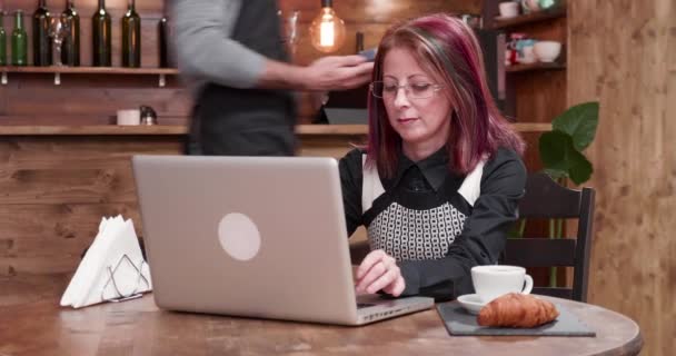 Дорослі жінки платить з Nfc платежів в старовинних кафе — стокове відео
