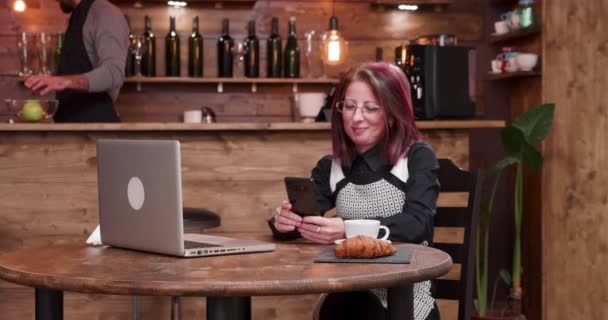 Zoom em tiro na mulher de negócios adulta em chamada de vídeo — Vídeo de Stock