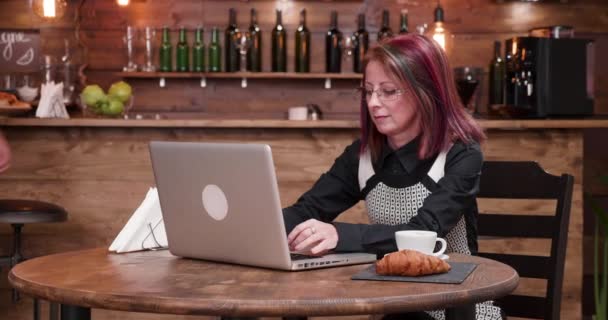 Zoom sur une femme dans un café payant avec son smartphone — Video