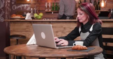 Kadın kahve tasarımlı restoranında temassız kredi kartıyla ödeme