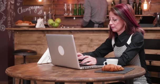 Femme paie pour le café dans un restaurant de style avec une carte de crédit sans contact — Video