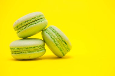 Sarı arka plan üzerinde hassas tatlı yeşil bademli kurabiye