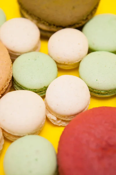 Grote cherry macaroon smaak naast verschillende macaroon smaken op gele achtergrond — Stockfoto