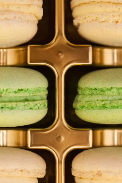 Close-up van kleurrijke Franse bitterkoekjes in een gouden doos — Stockfoto