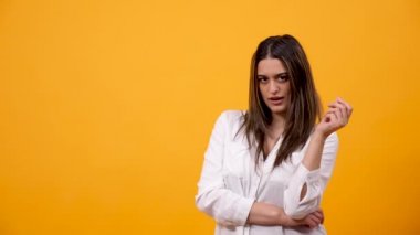 Kadın parmaklarını para işaret losyonları