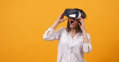 Hayran kadın Vr deneyim tadını çıkarırken jestler yapma