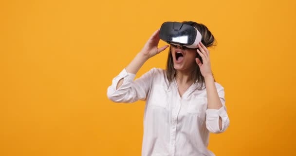 Κατάπληκτος γυναίκα κάνοντας χειρονομίες, απολαμβάνοντας εμπειρία εικονικής πραγματικότητας — Αρχείο Βίντεο