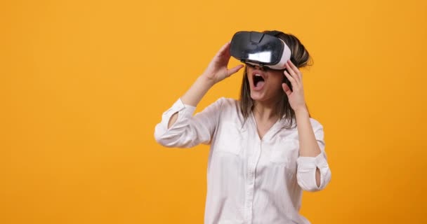 Vr 체험을 즐기면서 제스처를 만들기 놀된 여자 — 비디오