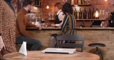 Meşgul bir kahve dükkanında çalışan genç kadın