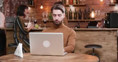 Kahve onun laptop çalışırken sunulmakta hipster serbest meslek