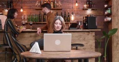 Kahve onu laptop bir vintage tarzı kafede üzerinde çalışırken sunulmakta kadın