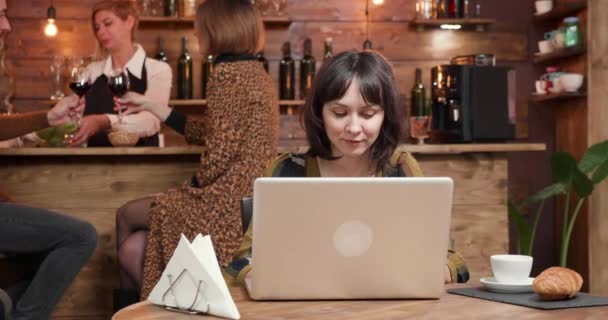 Giovane designer donna lavora al suo progetto in una caffetteria — Video Stock
