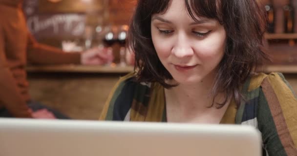 Uma jovem freelancer trabalhando em um restaurante — Vídeo de Stock