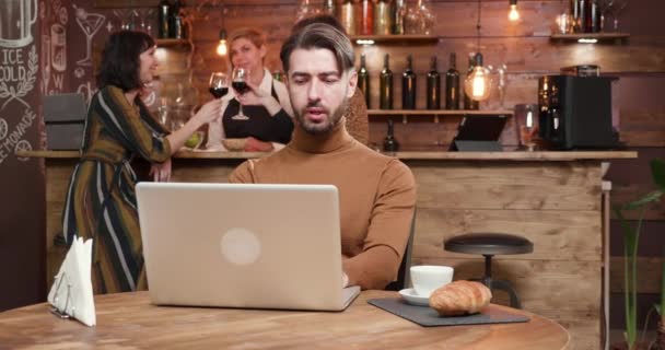 Mladý podnikatel bavit na své webové kamery v restauraci — Stock video