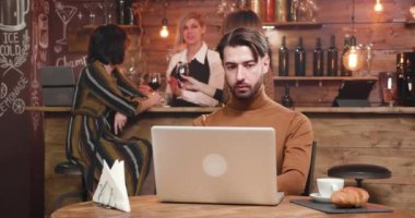 Online bir iş teklifi aldıktan sonra genç freelancer tezahürat