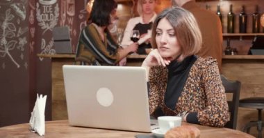 Çok dikkatli okuma ve önemli bir mesaj onu laptop, odaklı kadın