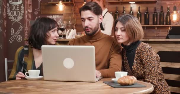 Jungdesigner stellt seinen Kolleginnen während einer Kaffeepause ein Projekt vor — Stockvideo